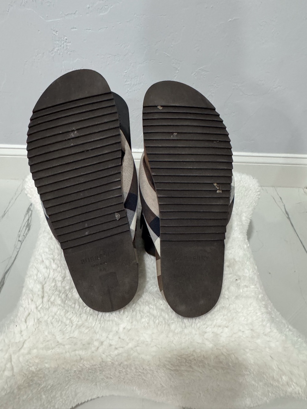 Burberry Brown Plaid Men’s Padded Thong Sandals - Picture 7 of 8